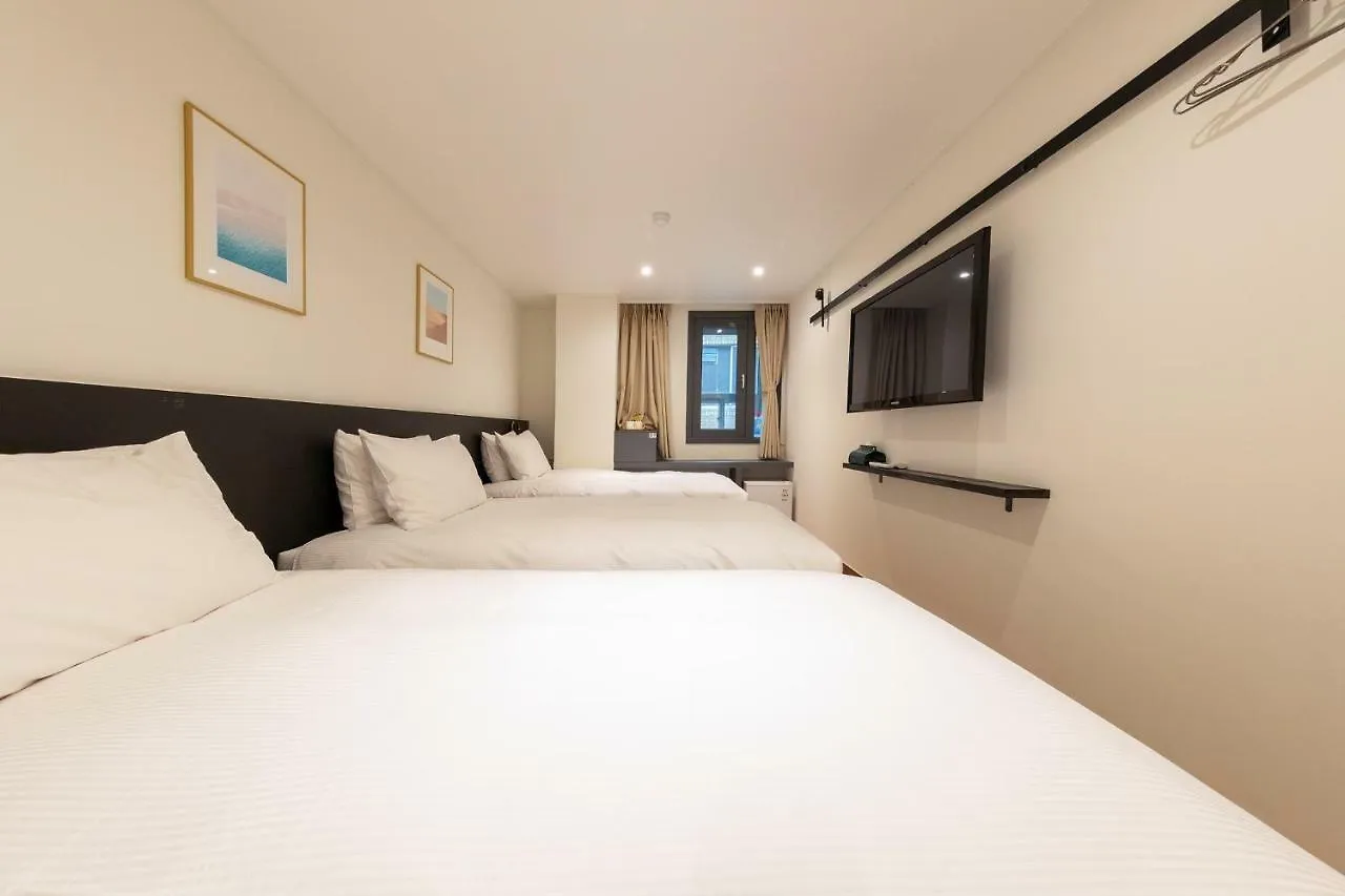 Hotel First Stay Myeongdong Seoel 2*,